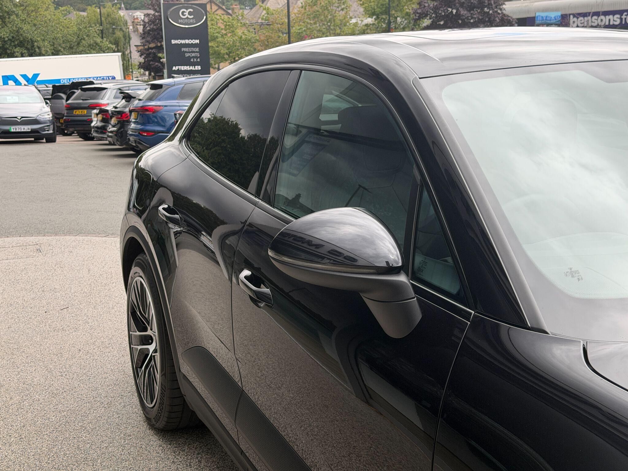 Porsche Macan Macan Gallery Image