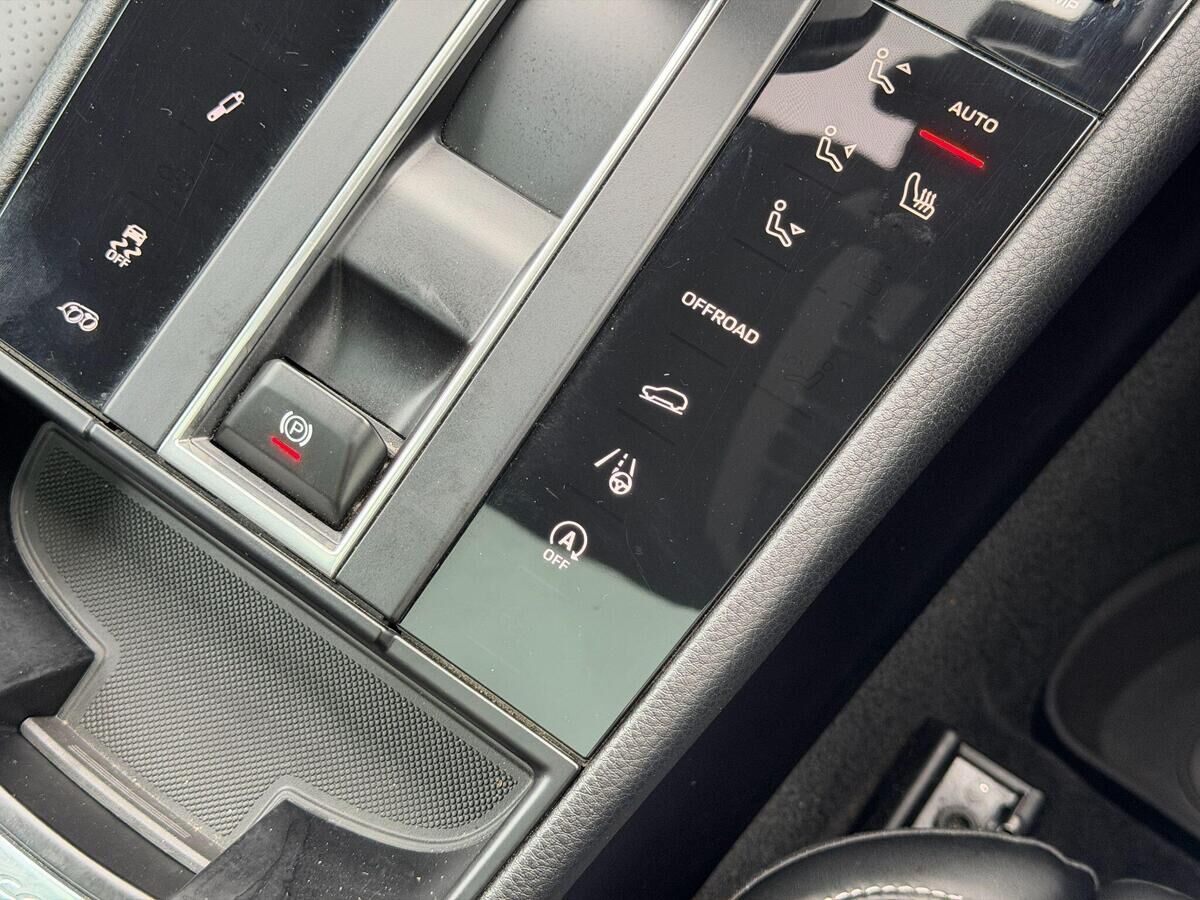 Porsche Macan Macan Gallery Image