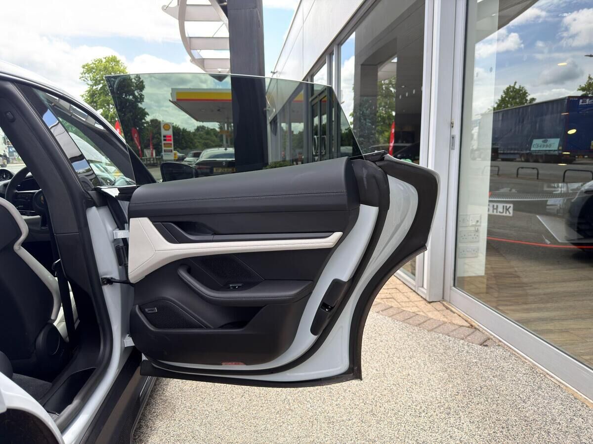 Porsche Taycan Taycan Gallery Image