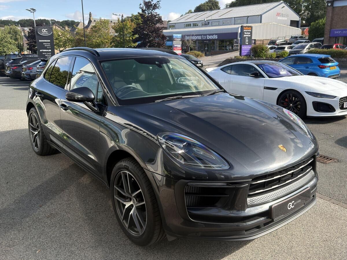 Porsche Macan Macan Gallery Image