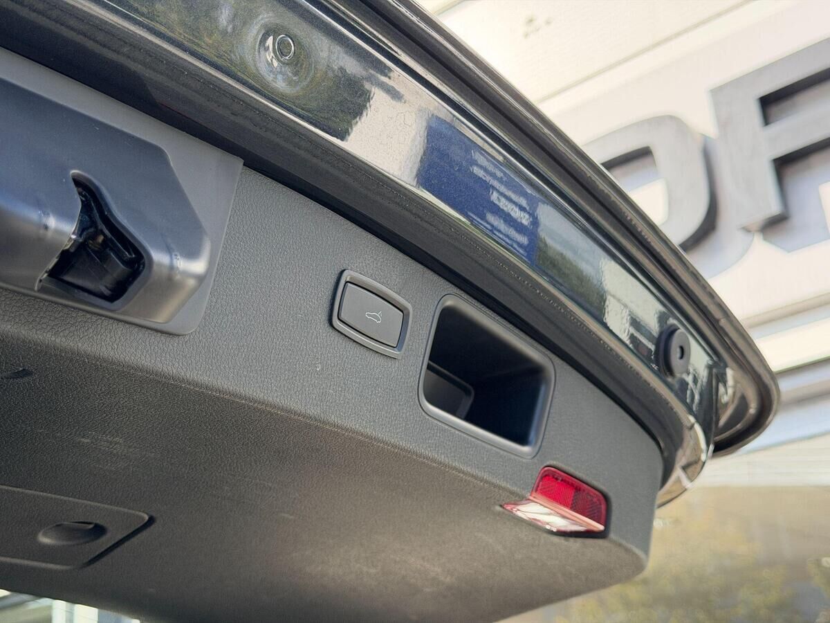 Porsche Macan Macan Gallery Image