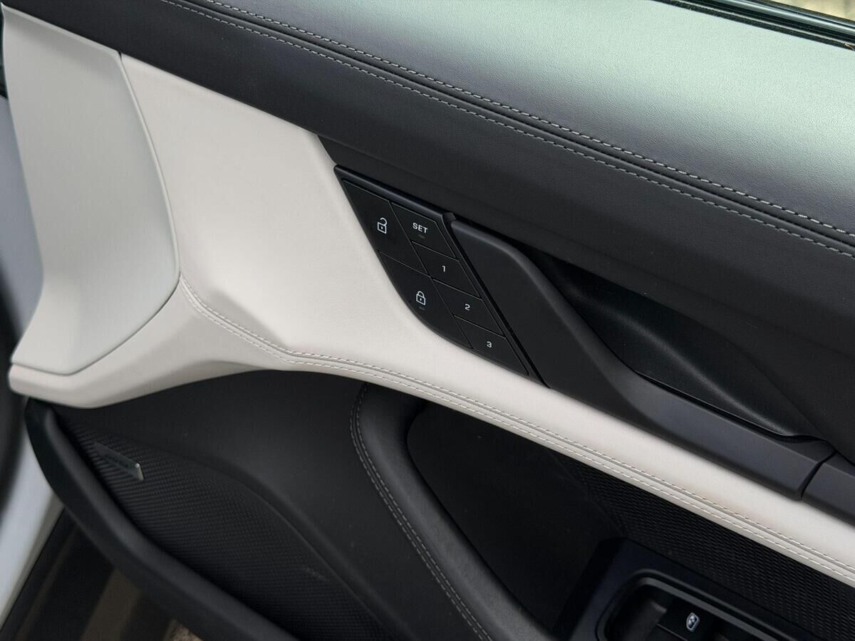 Porsche Taycan Taycan Gallery Image