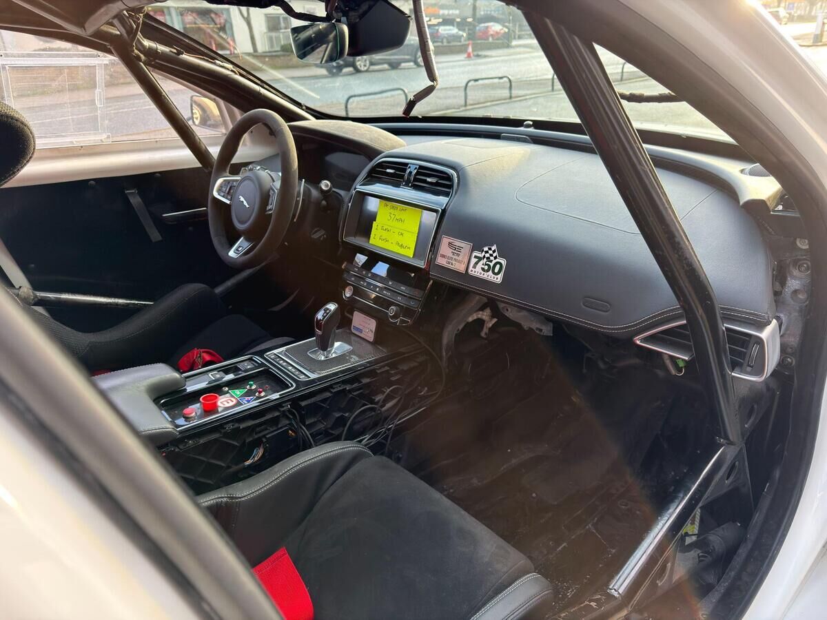 Jaguar XE XE Gallery Image