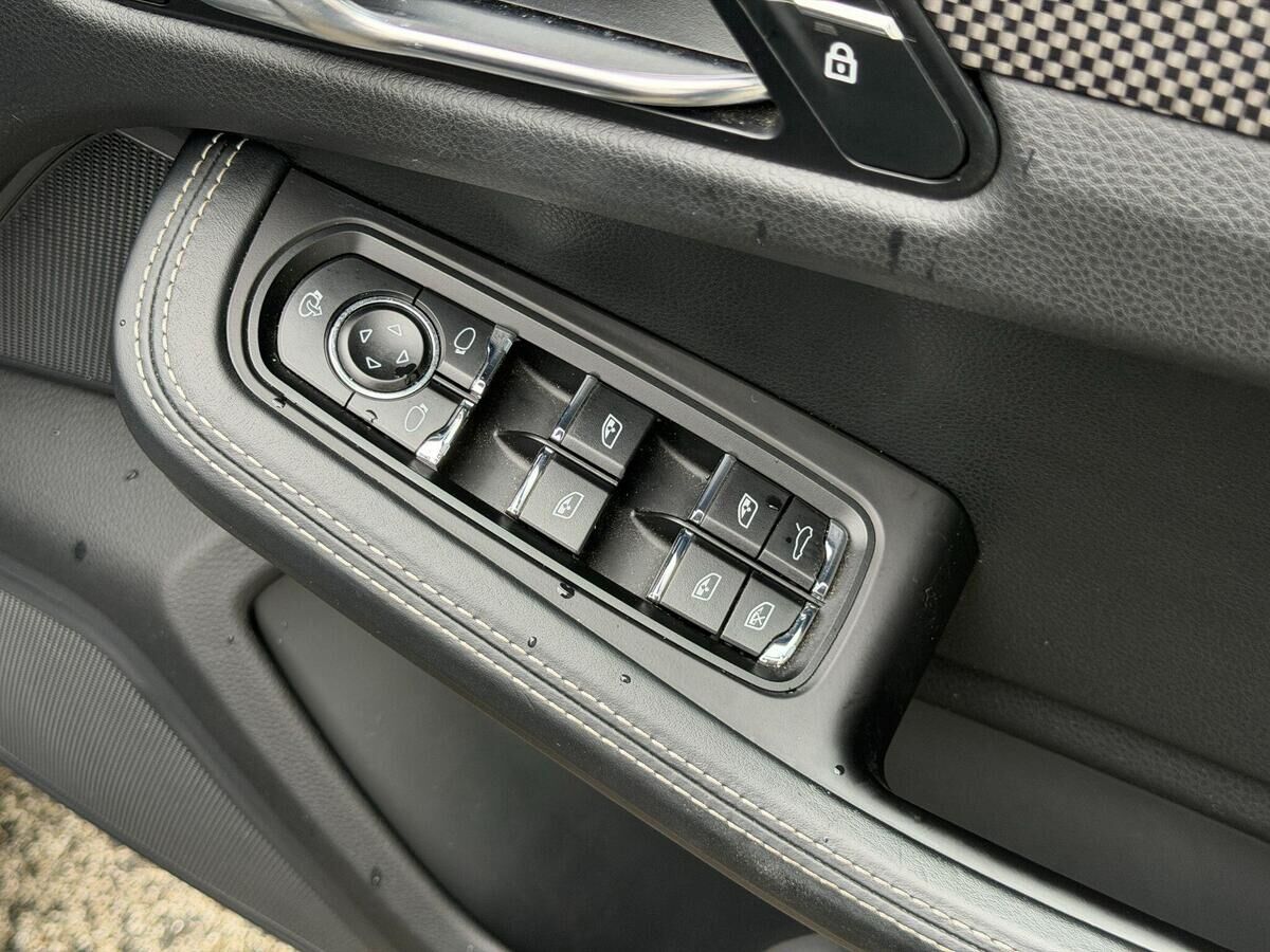 Porsche Macan Macan Gallery Image