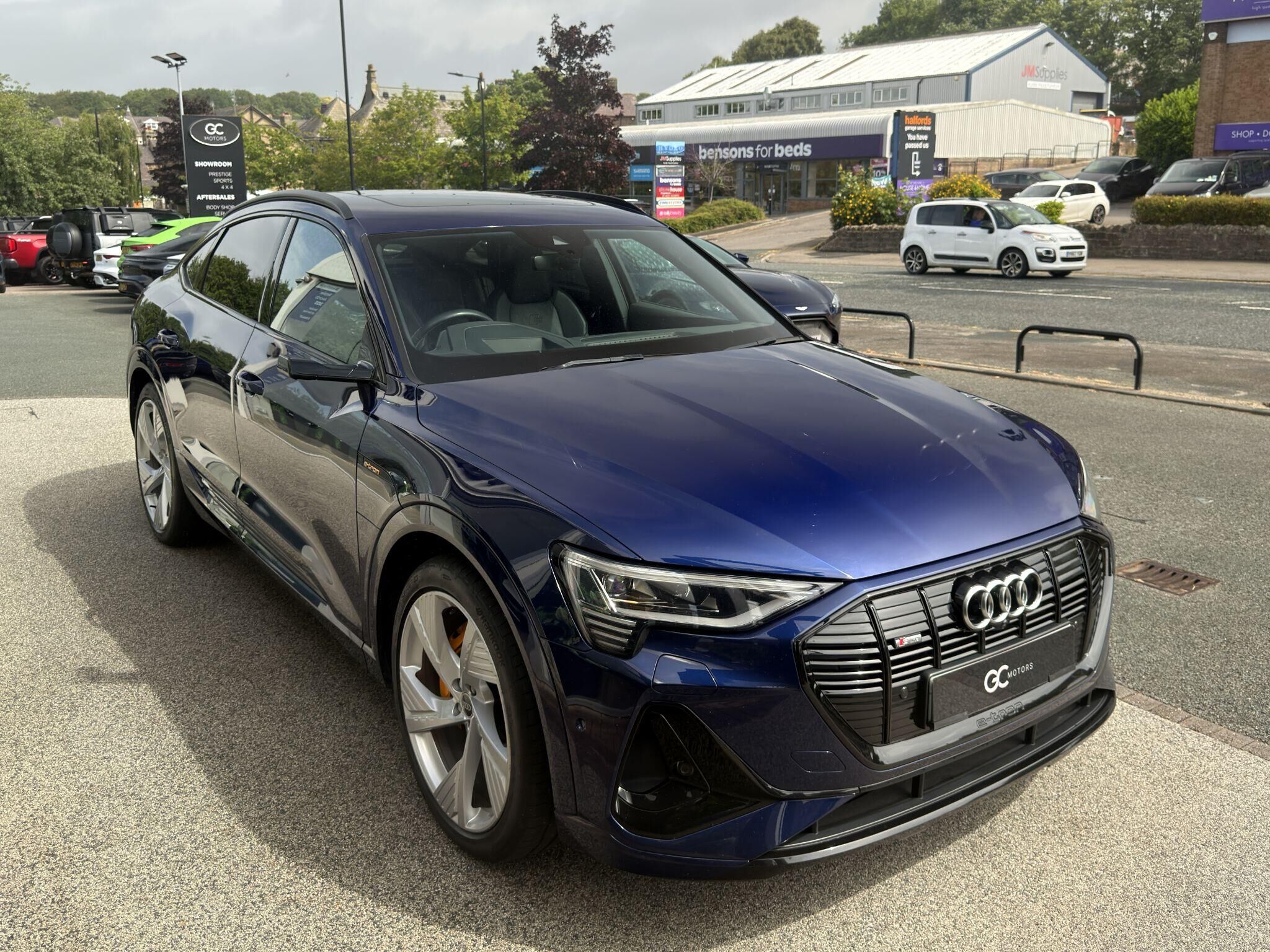 Audi e-tron e-tron Gallery Image