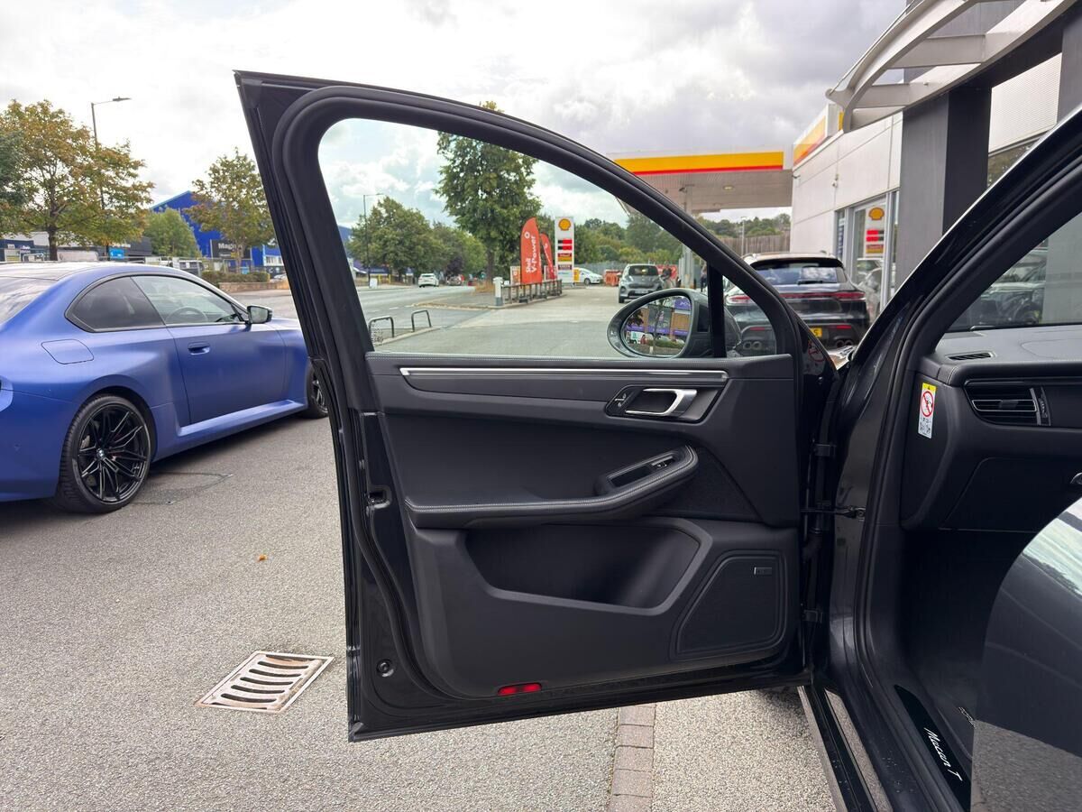 Porsche Macan Macan Gallery Image