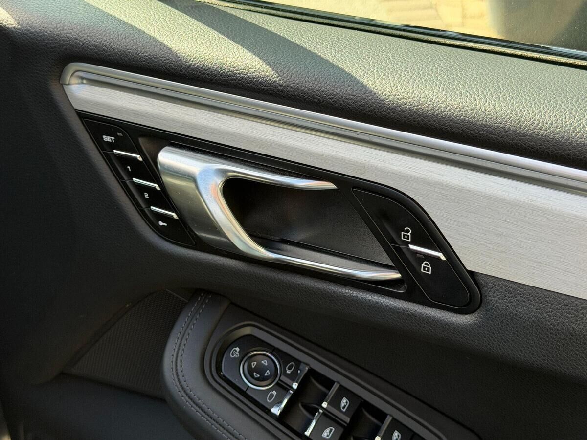 Porsche Macan Macan Gallery Image