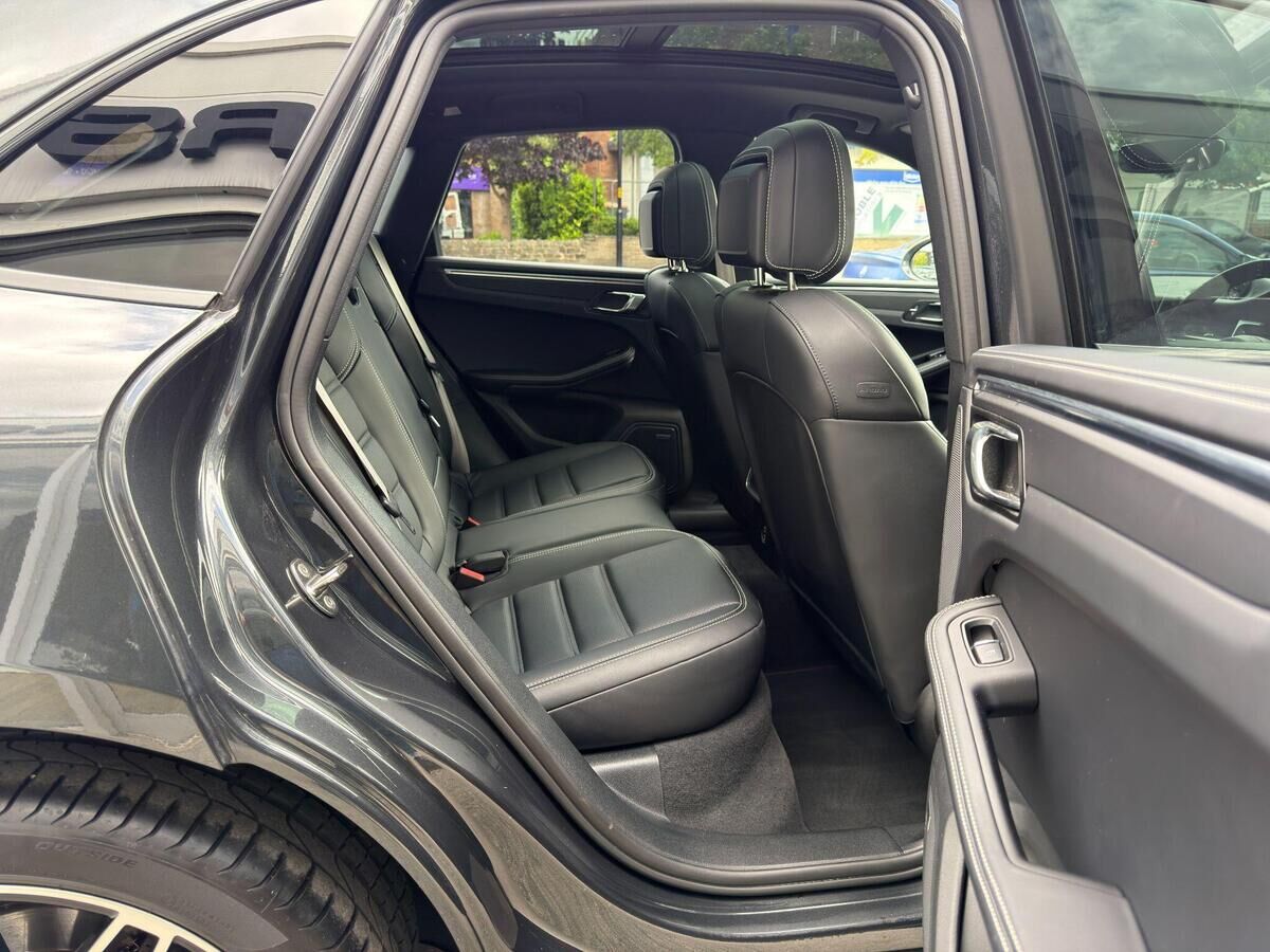Porsche Macan Macan Gallery Image