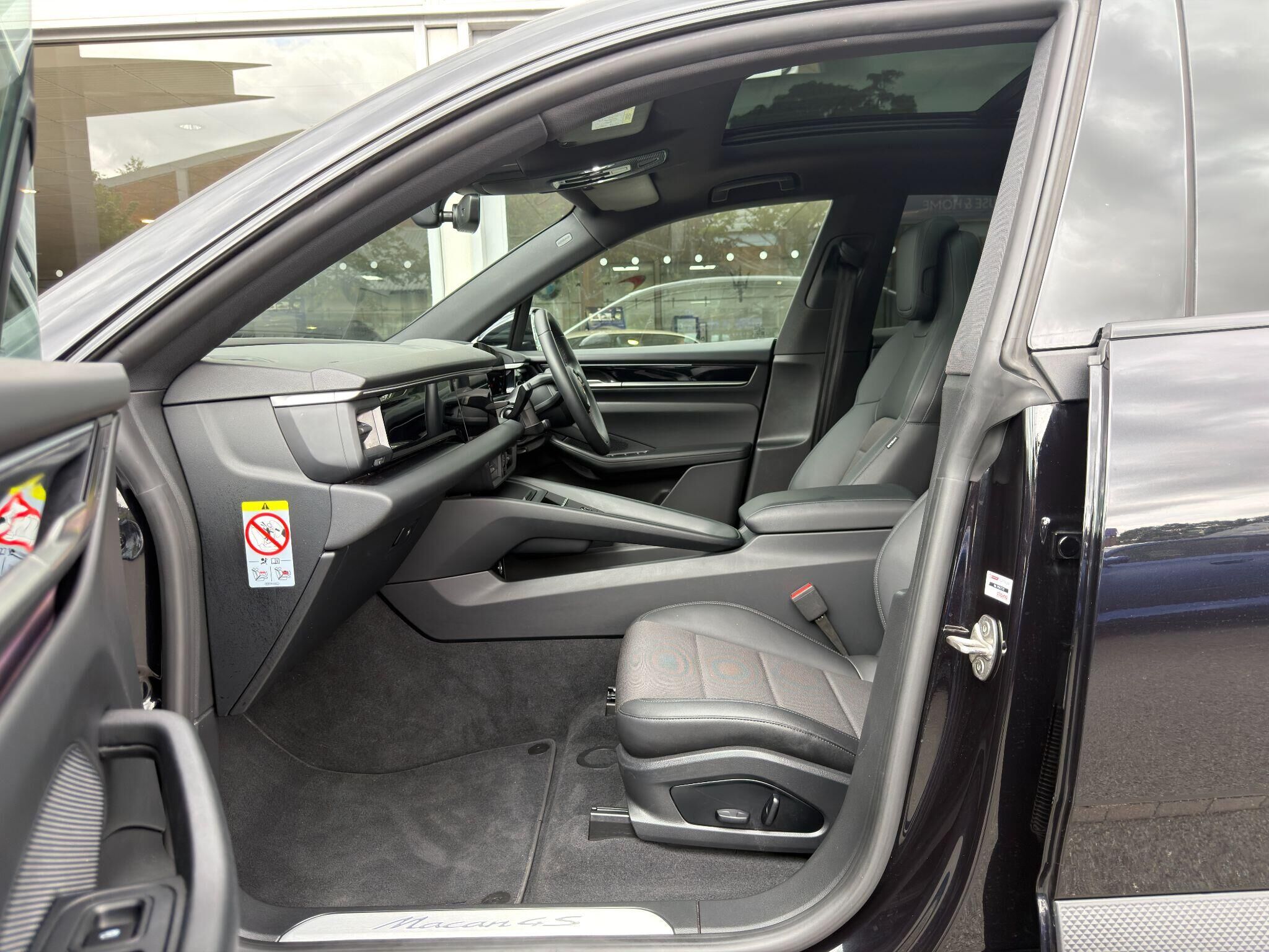 Porsche Macan Macan Gallery Image