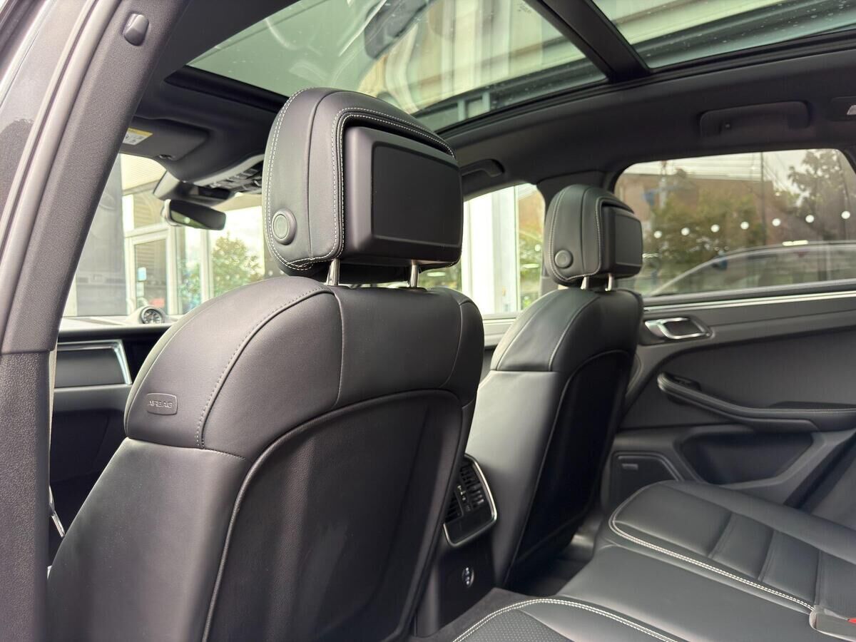 Porsche Macan Macan Gallery Image
