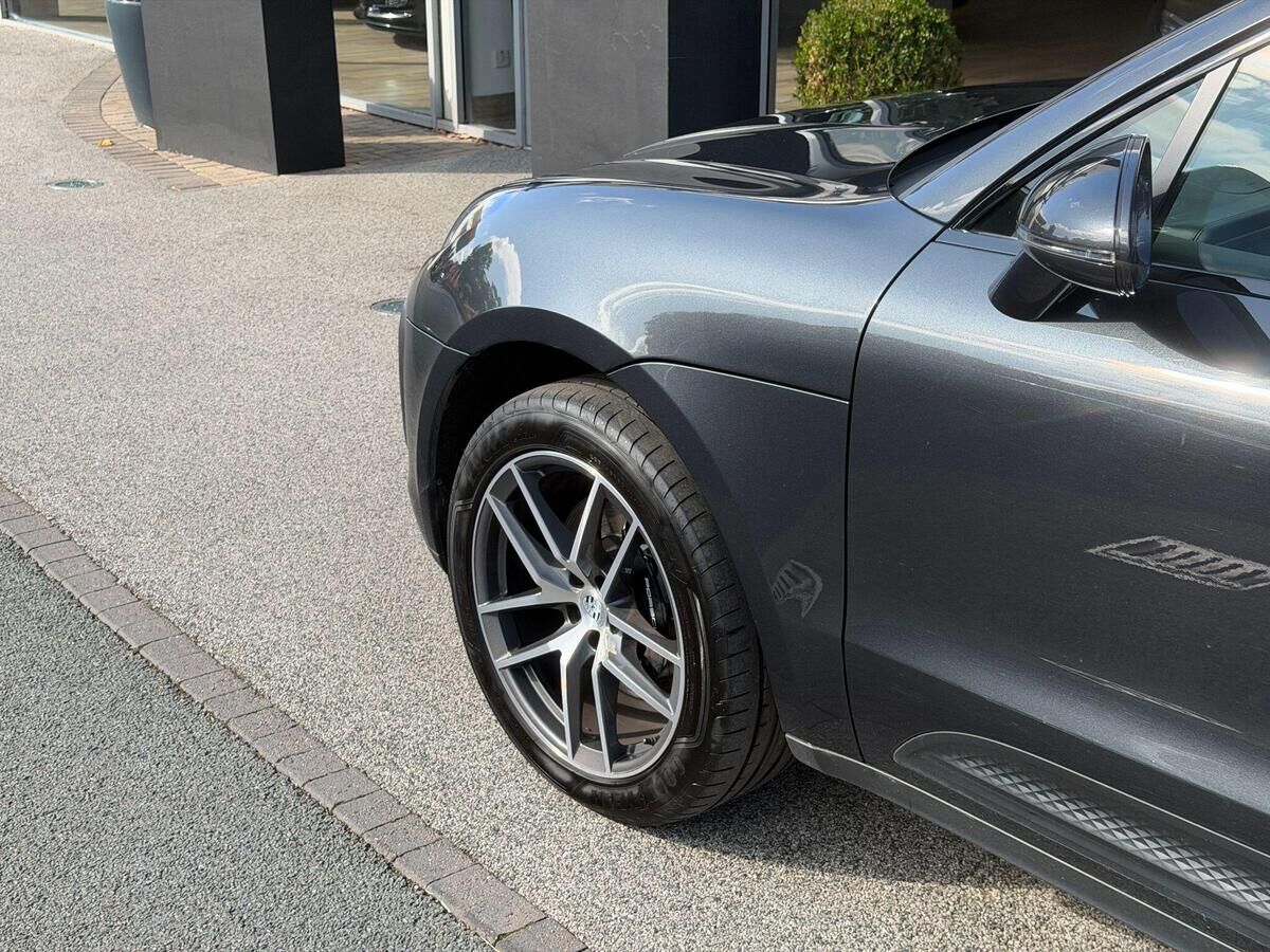 Porsche Macan Macan Gallery Image