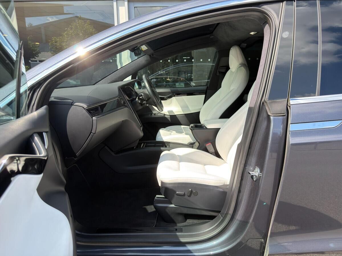 Tesla Model X Model X Gallery Image