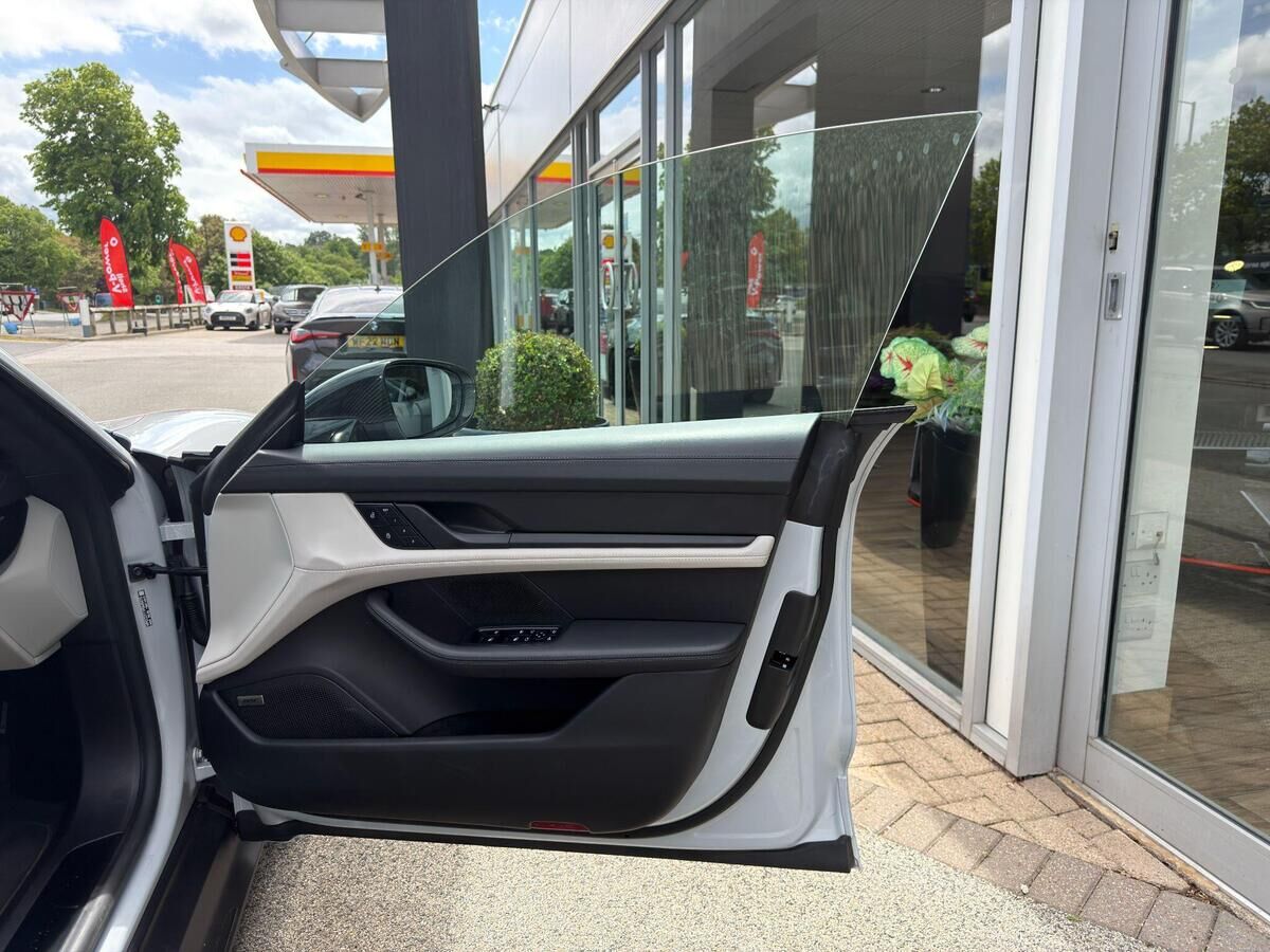 Porsche Taycan Taycan Gallery Image