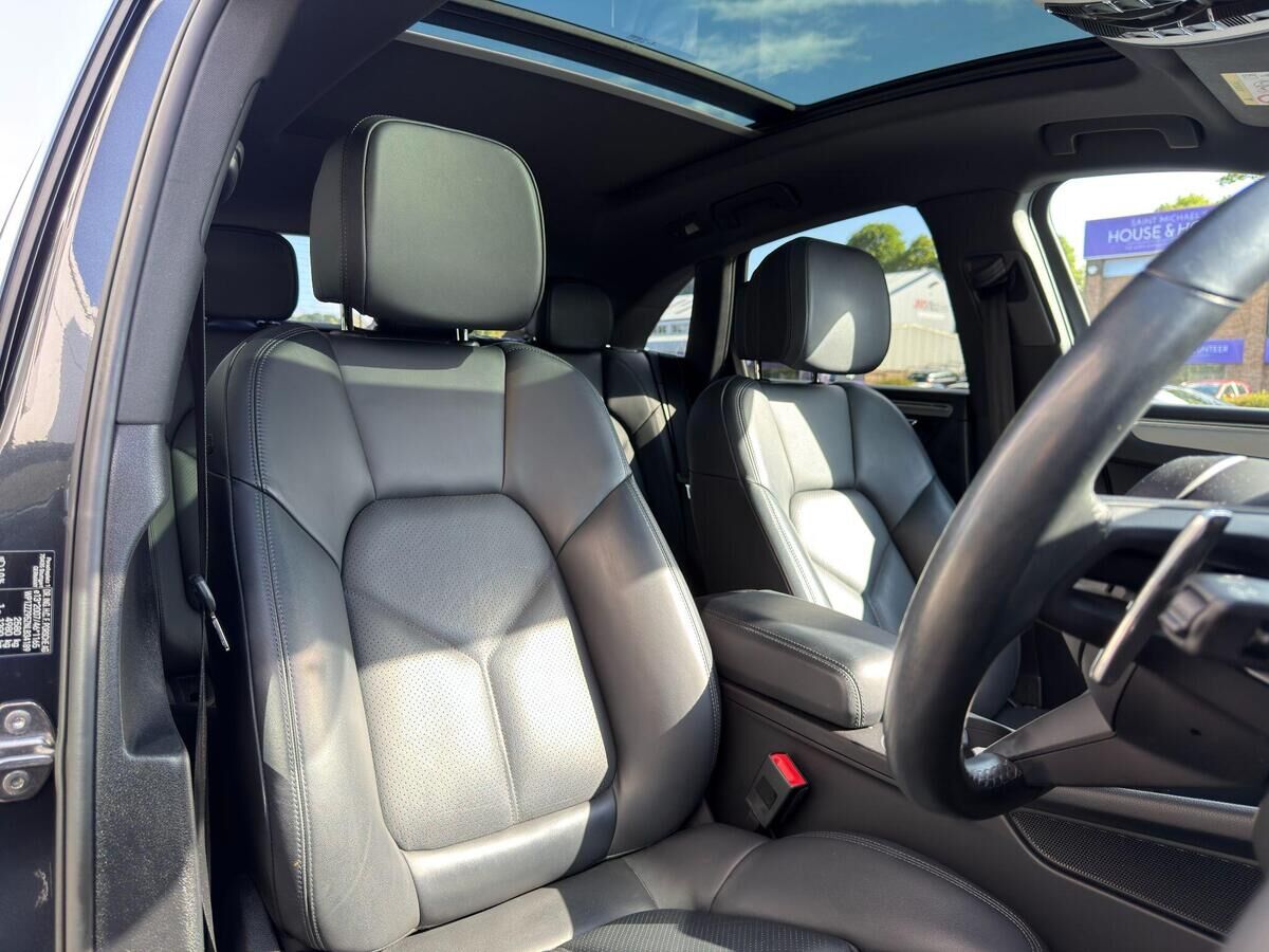 Porsche Macan Macan Gallery Image