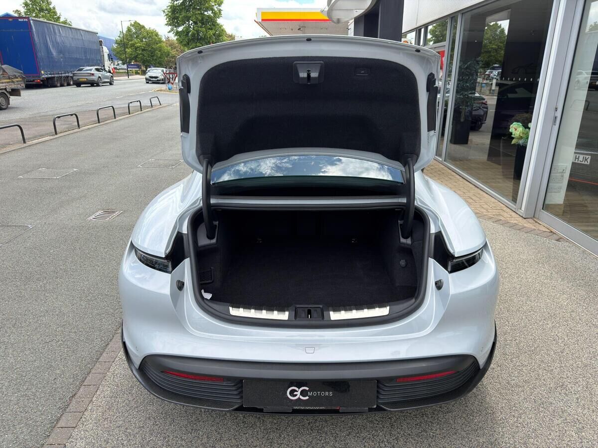 Porsche Taycan Taycan Gallery Image