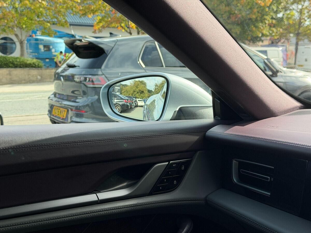 Porsche Taycan Taycan Gallery Image