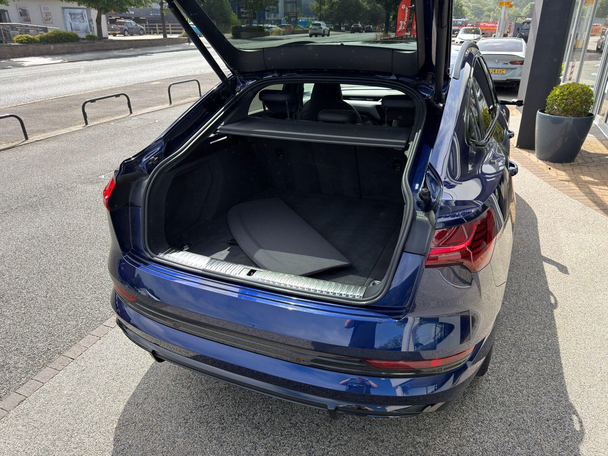 Audi e-tron e-tron Gallery Image