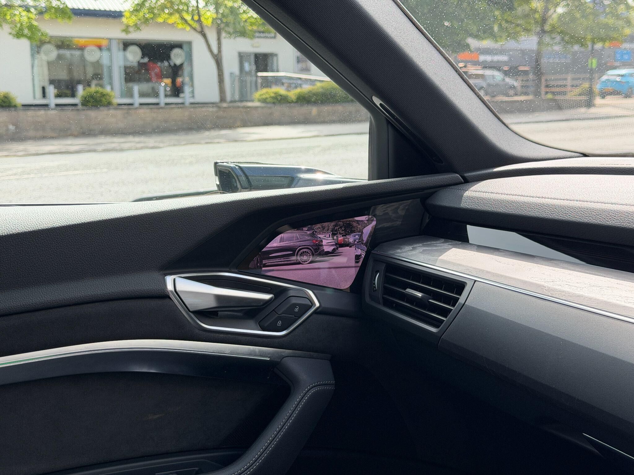 Audi e-tron e-tron Gallery Image