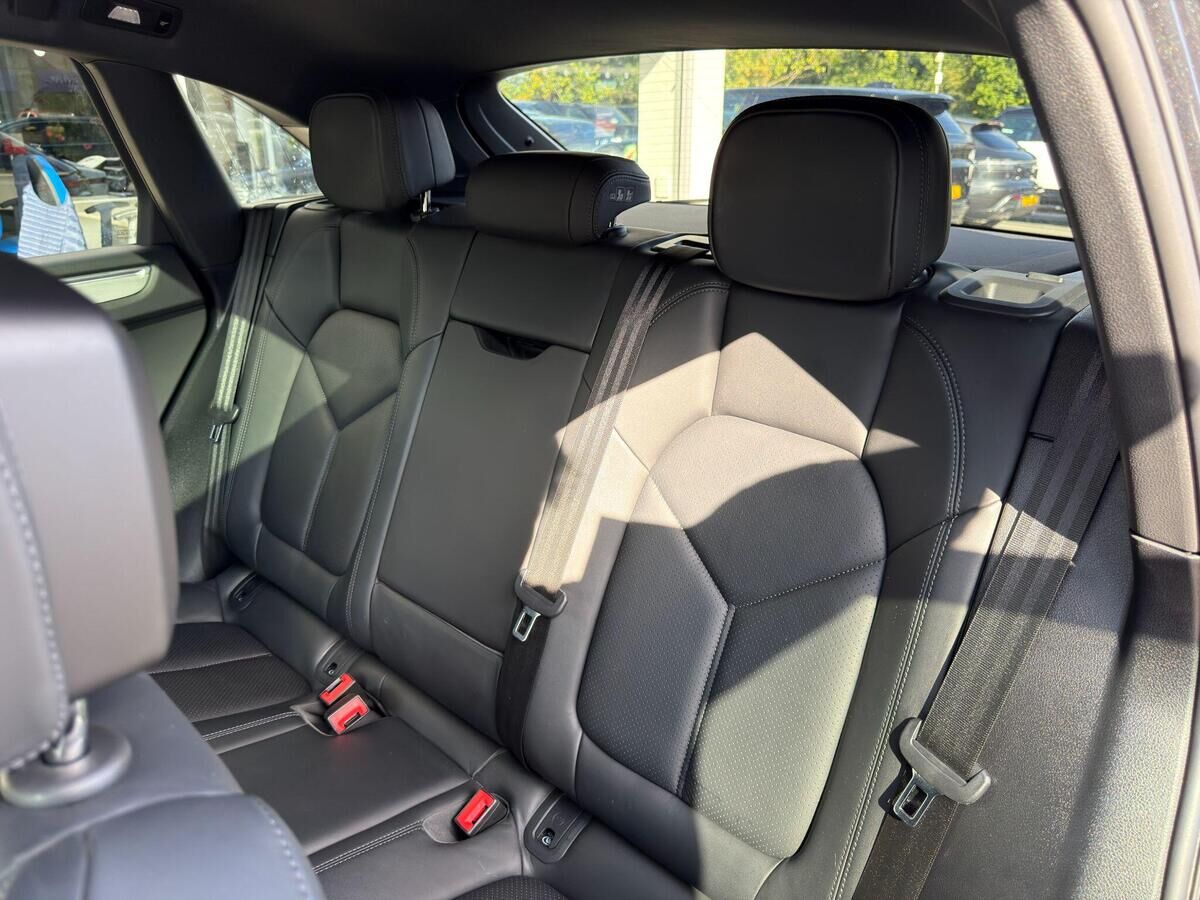 Porsche Macan Macan Gallery Image