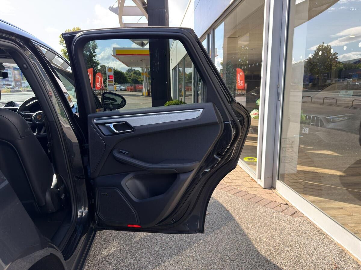Porsche Macan Macan Gallery Image