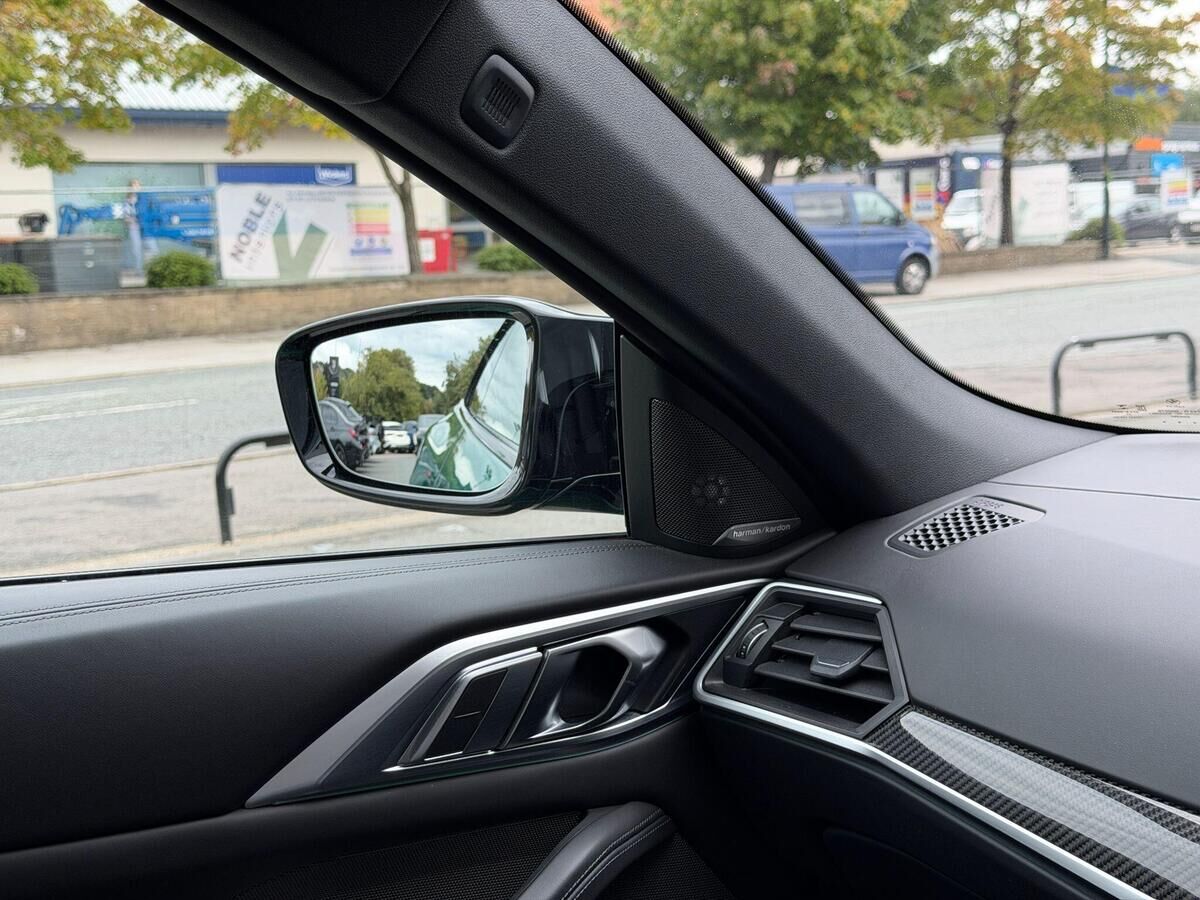 BMW M4 M4 Gallery Image