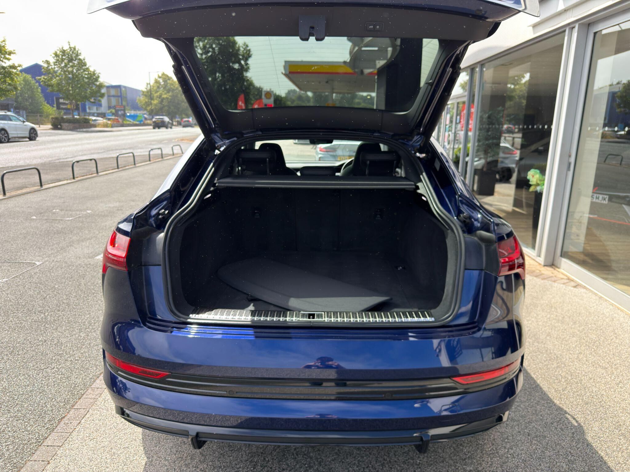 Audi e-tron e-tron Gallery Image