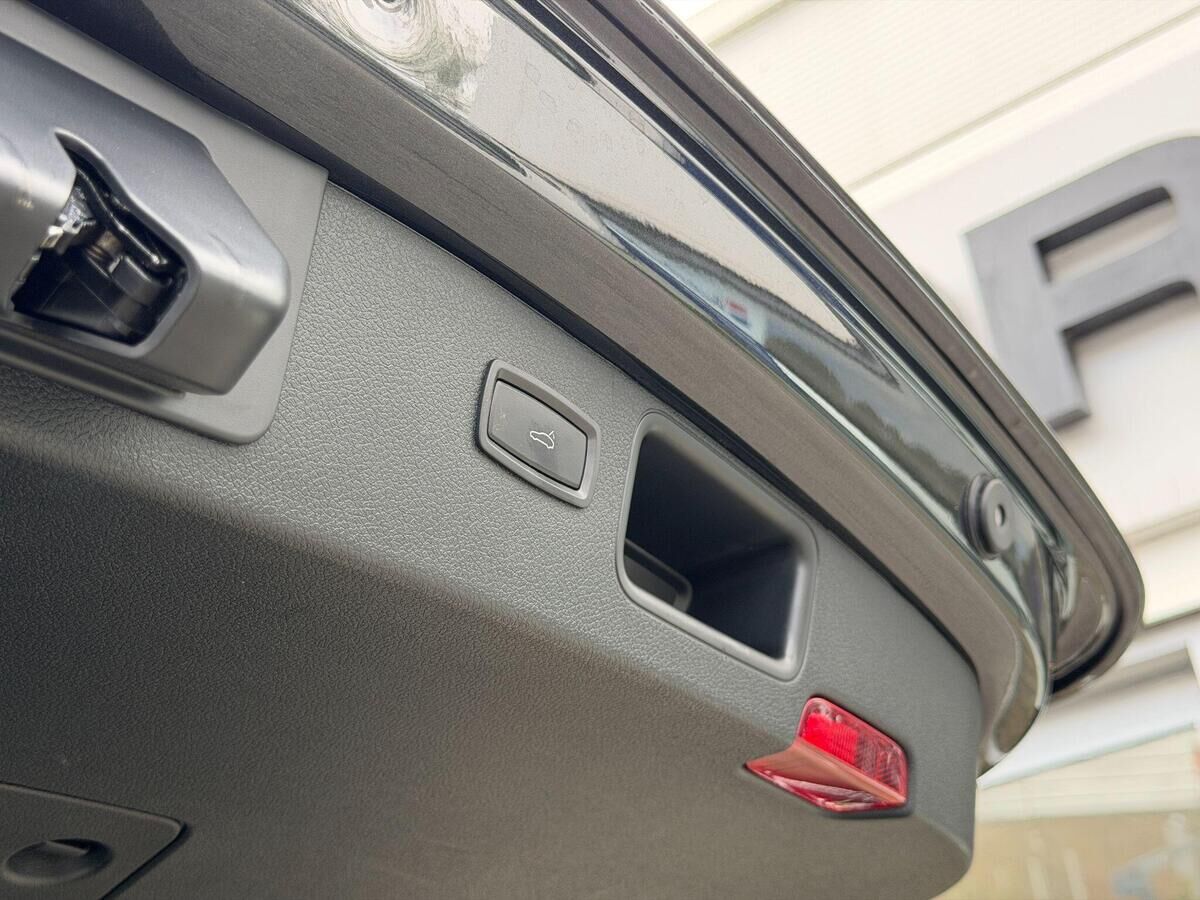 Porsche Macan Macan Gallery Image
