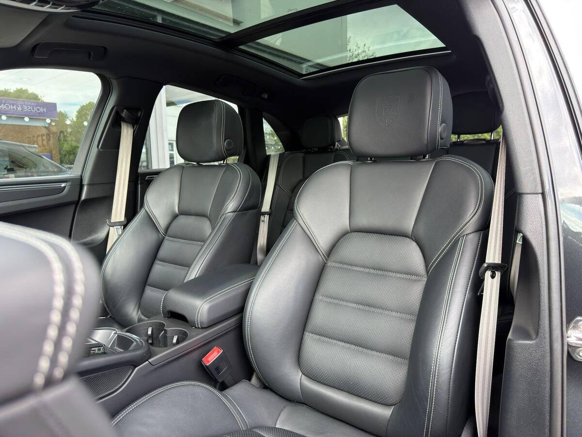 Porsche Macan Macan Gallery Image