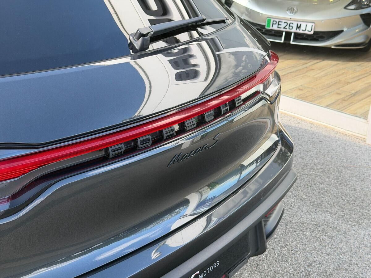 Porsche Macan Macan Gallery Image
