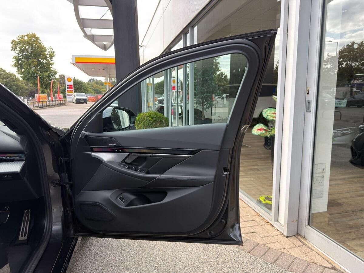 BMW i5 i5 Gallery Image