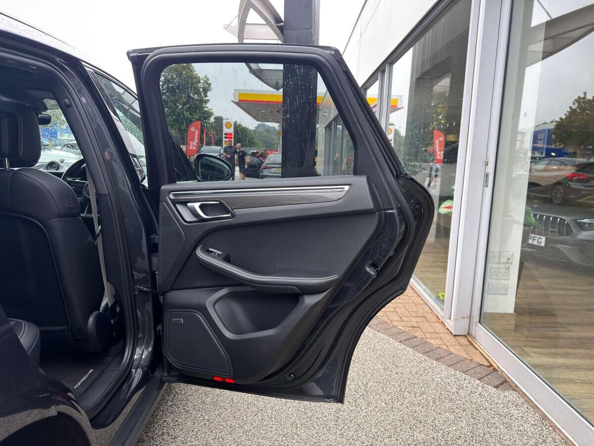 Porsche Macan Macan Gallery Image