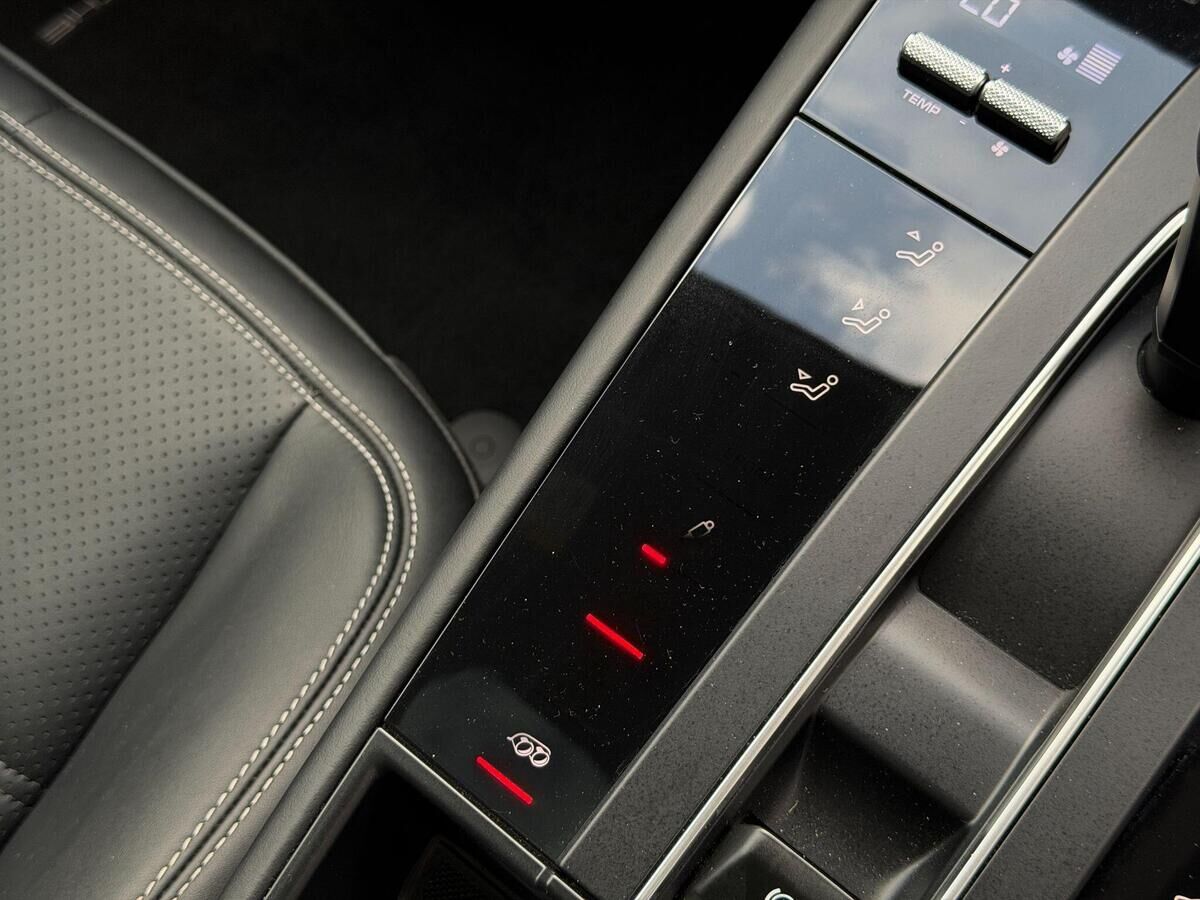 Porsche Macan Macan Gallery Image
