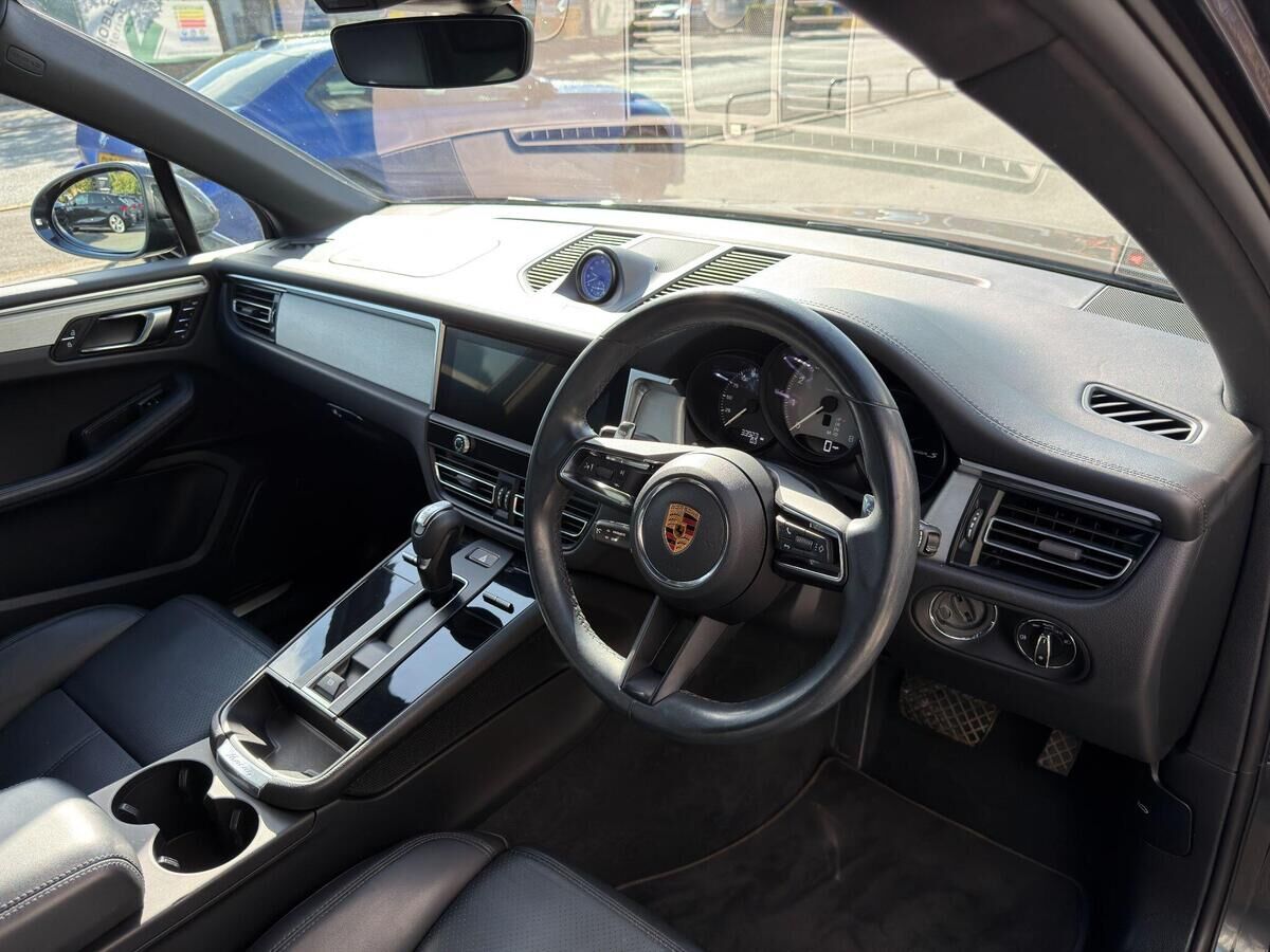 Porsche Macan Macan Gallery Image