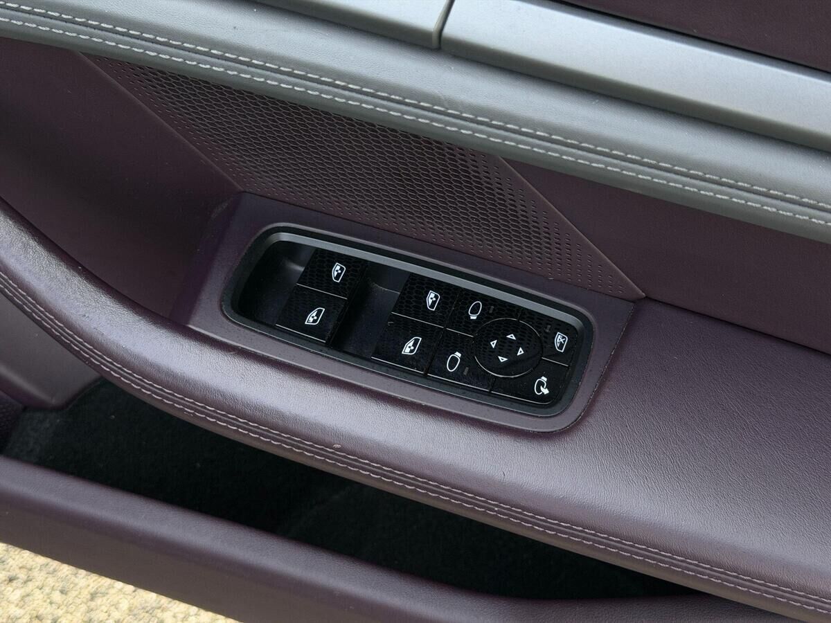 Porsche Taycan Taycan Gallery Image