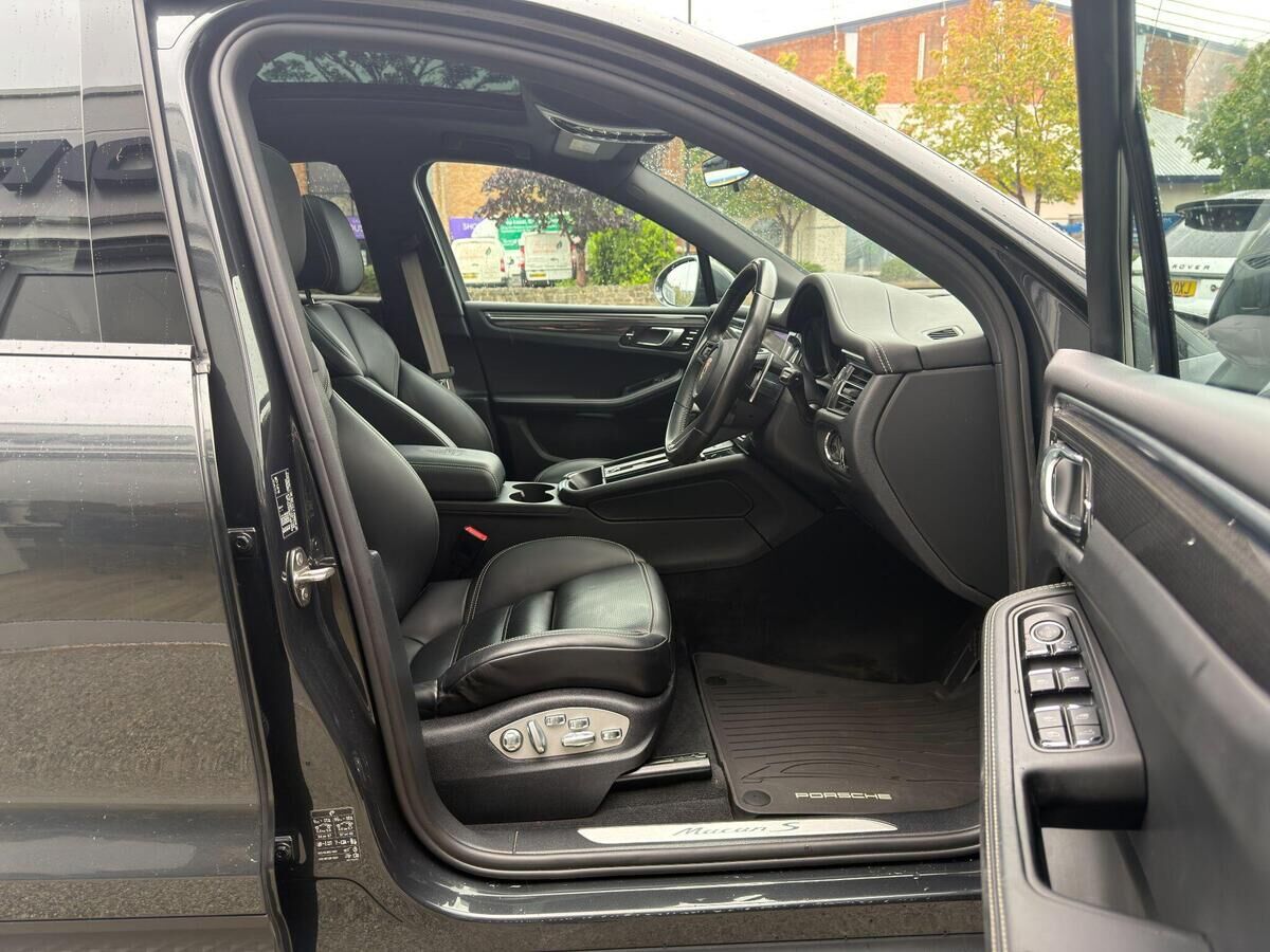 Porsche Macan Macan Gallery Image